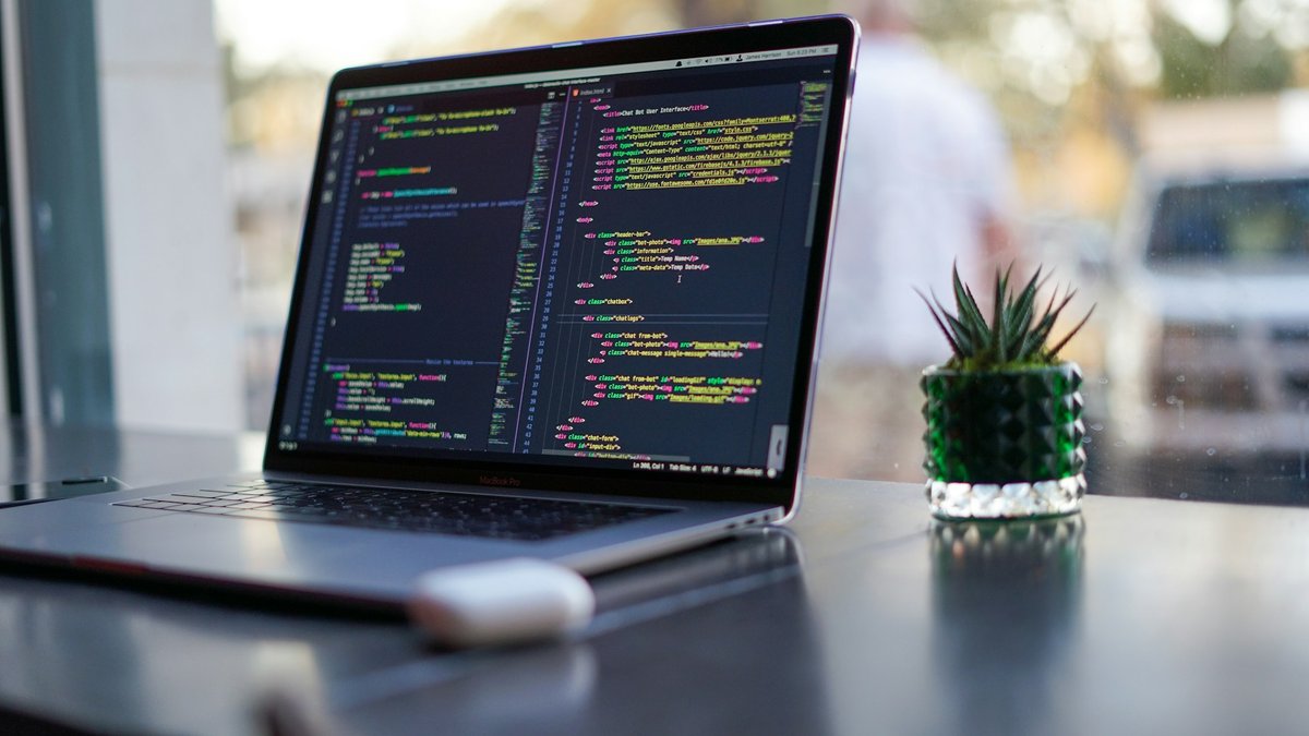 O que é uma software house? O que ela faz, exemplos e diferenças